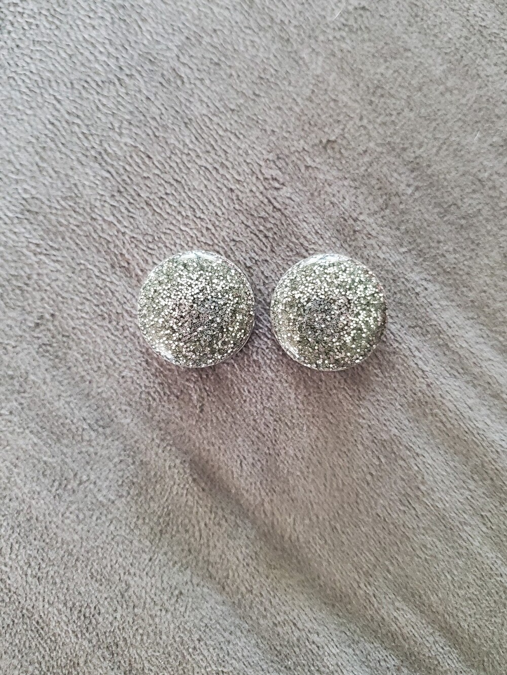 9/16" Embedded Silver/Gray Glitter Plugs